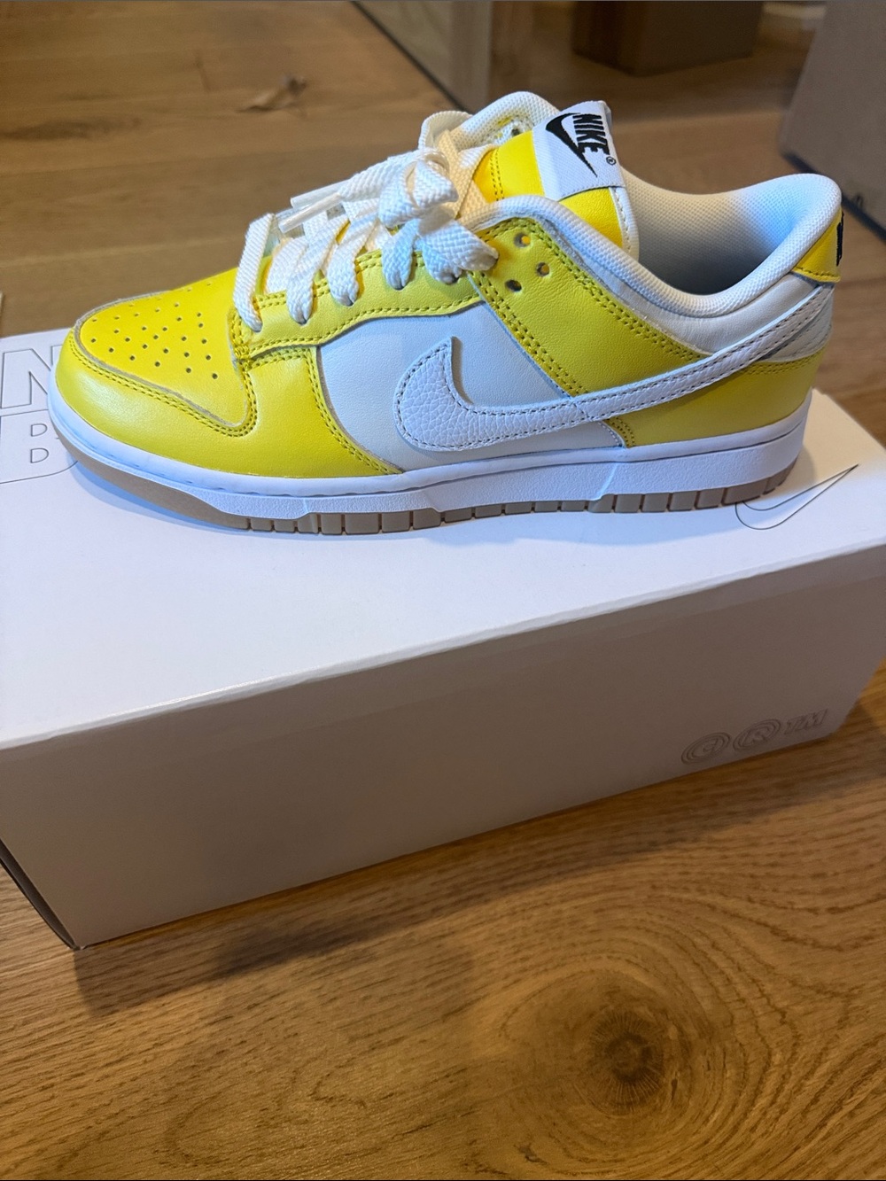 Nike Kids Low-Top Sneakers in Yellow and White